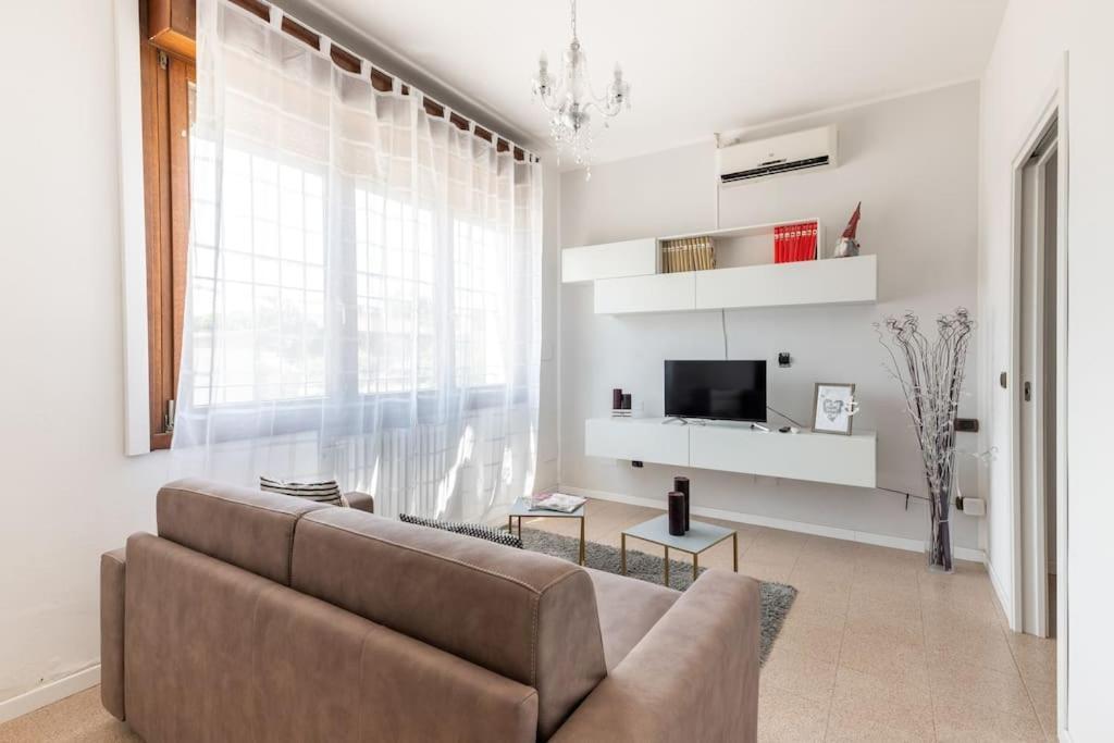 “Casa Moderna Con Parcheggio Privato” Apartment Imola Bagian luar foto