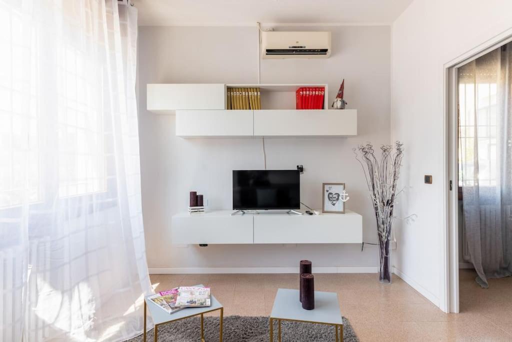 “Casa Moderna Con Parcheggio Privato” Apartment Imola Bagian luar foto